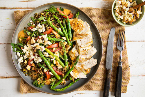Gegrillte Hähnchenbrust mit Spargel Low Carb mit Linsen und Senf-Vinaigrette