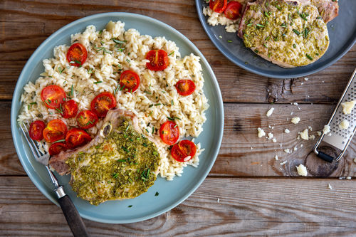 RS Schweinekotelett mit Basilikum-CashewPesto dazu Risotto und gebackene Rosmarintomaten