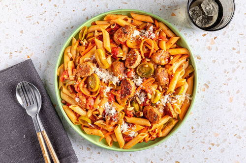 Pasta Ruckizucki mit Schweinswurst mit Karotten-Lauch-Gemüse und Pinienkernen