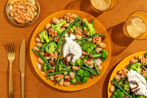 Burrata auf Brokkoli-Bohnen-Salat mit cremigem Sardellendressing