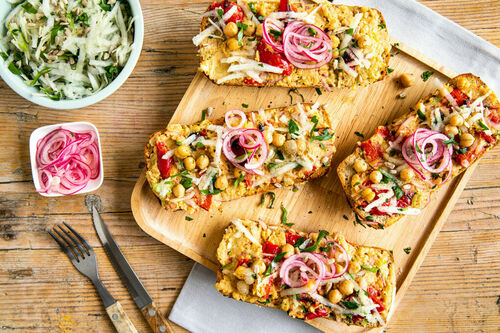 Baguette mit Kichererbsen und Zwiebeln dazu Kohlrabisalat mit Sonnenblumenkernen