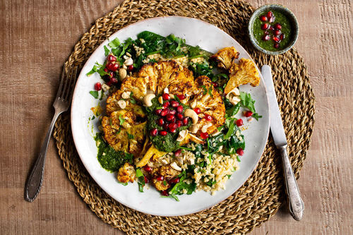Gerösteter Blumenkohl mit Spinat-Bulgur und Kräutersalsa