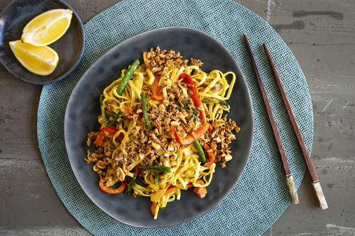 Pikante Thai-Nudelpfanne mit Tofu mit Kokosmilch und Erdnüssen