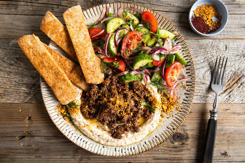 Orientalisches Rinderhack und Pitabrot mit Bohnenhummus und Tomaten-Gurken-Salat