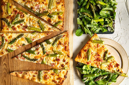 Flammkuchen mit Spargel und Speck mit Mascarpone und Pinienkernen