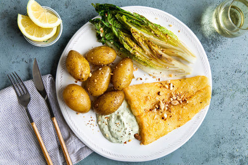 Scholle mit Sauerampferdip und Mandeln dazu Kartoffeln und gebratener Salat