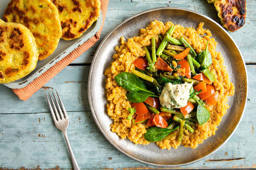 Rote-Linsen-Dal mit Spinatgemüse dazu grüne Bohnen und selbst gemachtes Brot