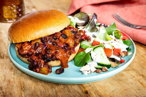 Sloppy Joes mit schwarzen Bohnen dazu Tomaten-Gurken-Salat mit Rauchmandeln