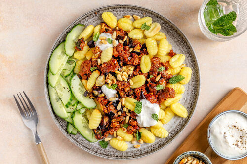Gnocchi mit Veggie-Hack und Aubergine türkische Art mit Joghurt und Pinienkernen