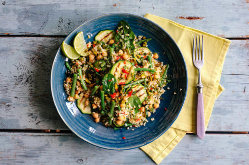 Leichter Bulgur-Gemüse-Salat mit Kichererbsen und Pistazien