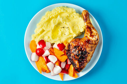 BBQ-Hähnchenschenkel mit Kartoffelpüree dazu Radieschen-Karotten-Salat