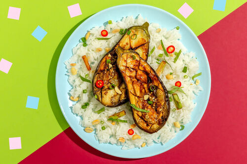 Teriyaki-Aubergine auf Jasminreis mit Thai-Basilikum, Chili und Erdnüssen