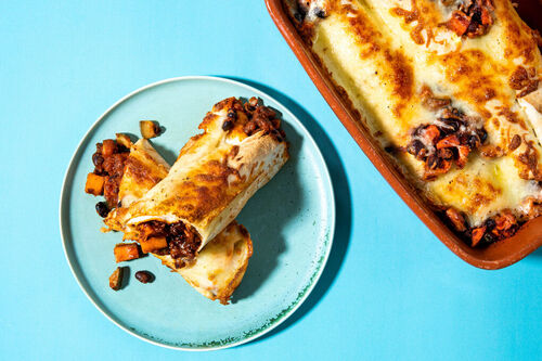 Gemüse-Enchiladas mit Käse gefüllt mit Süßkartoffeln und Bohnen