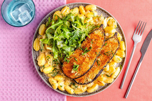 Gegrillte Auberginen mit Panko-Kruste und Rucola auf Gnocchi in Béchamelsauce
