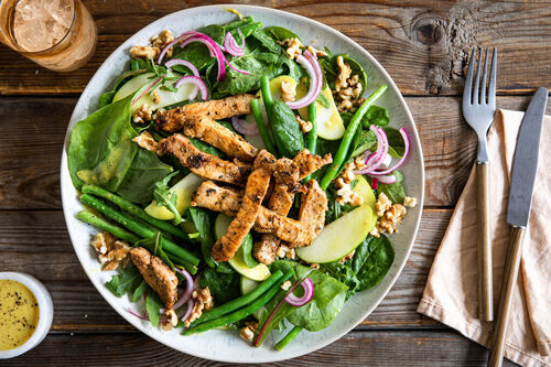 Low Carb: Zartes Schweinegeschnetzeltes an Salat mit grünen Bohnen und Apfel