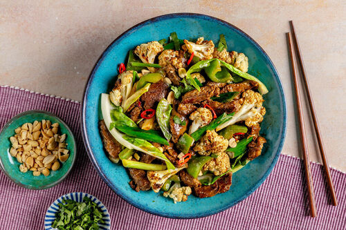 Paprika-„Rindfleisch“-Wok vegan mit geröstetem Blumenkohl und Erdnüssen