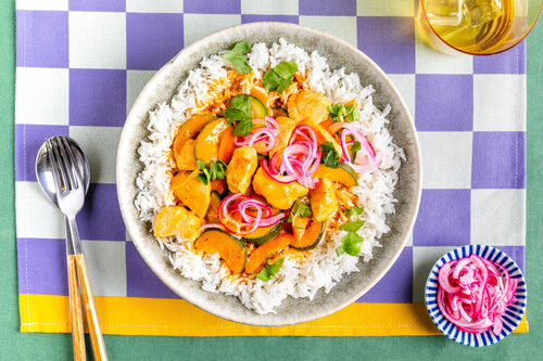 Curry „Butter Chicken“-Style auf Vollkornreis mit eingelegten Zwiebeln und Koriander