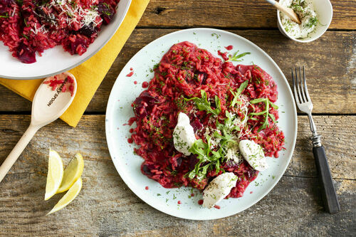 Rote-Bete-Risotto mit Dill serviert mit Ziegenfrischkäse und Rucola