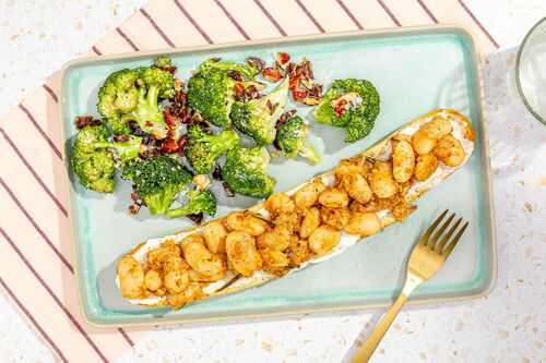 Rosmarinbohnen auf Baguette dazu Brokkoli-Dattel-Salat