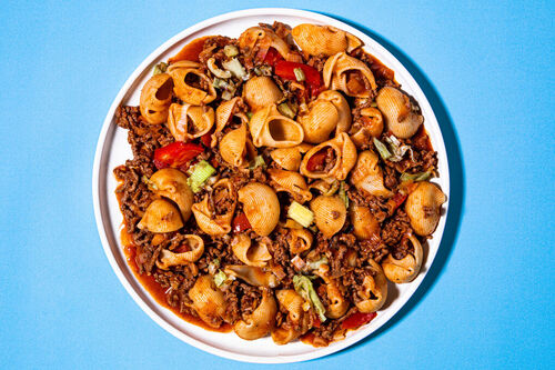 Pasta in saftiger Rinderbolognese garniert mit gebratenem Lauch