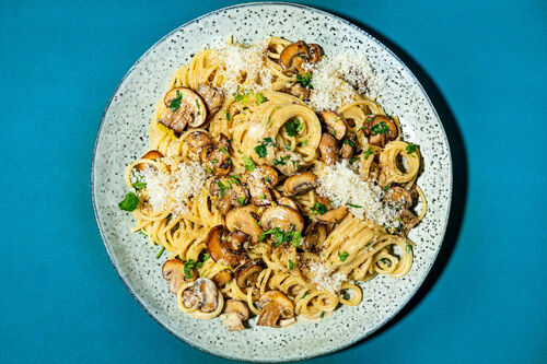 Zitronenspaghetti in Pilzsahne mit Schalotten und frischer Petersilie