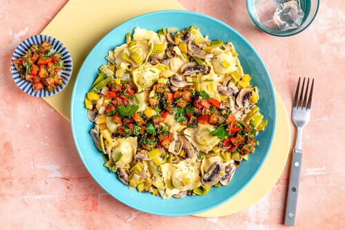Cremige Ricotta-Spinat-Tortelli mit Champignons und Tomaten-Kräuter-Topping