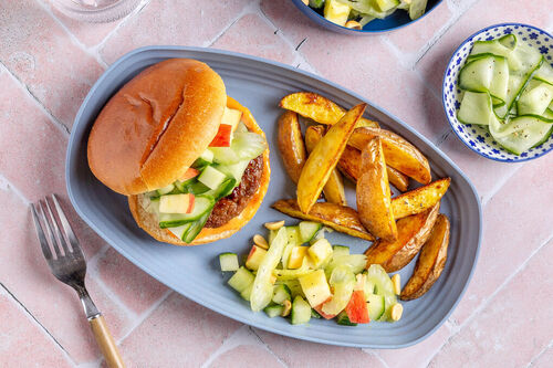 Veganer Burger mit Röstkartoffeln und fruchtig-süßem Apfel-Gurken-Salat