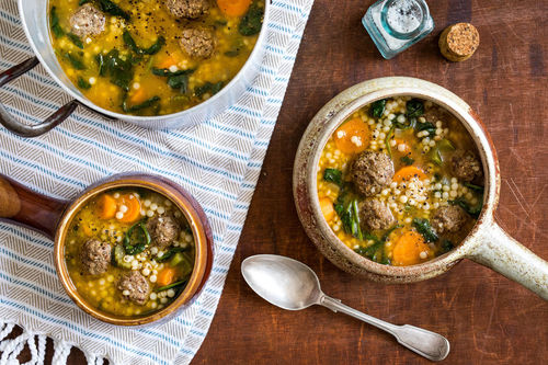 Würziger Eintopf mit Putenhackbällchen mit Perlencouscous, Spinat und Zitrone