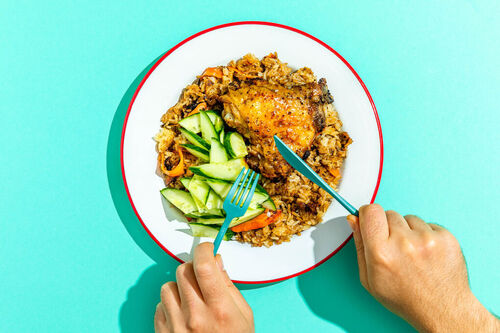 Indonesische Hähnchenkeule auf Bratreis mit frischem Gurkensalat