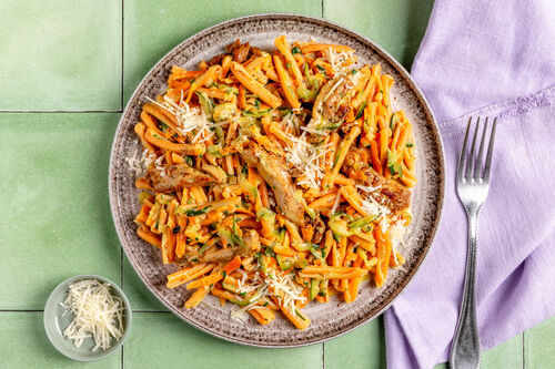 Linsen-Strozzapreti mit Hähnchen in cremiger Zucchini-Möhren-Sauce