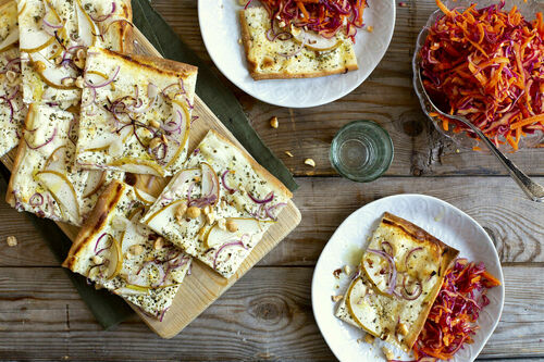 Flammkuchen mit Ziegenkäse und Birne dazu Rotkohl-Karotten-Salat