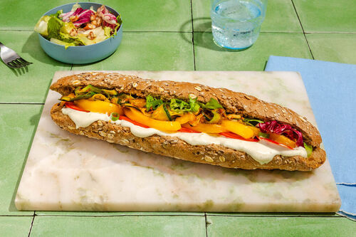 Buntes Gemüse-Sandwich vegan dazu Salat mit karamellisierten Pekannüssen