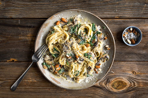 Linsen-Pasta mit Champignon-Spinat-Sauce cremig-fein mit Salbei und Rauchmandeln