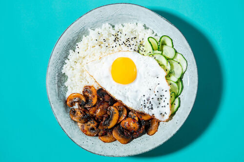Spicy Bibimbap mit Spiegelei an Gurkensalat und pikanten Champignons