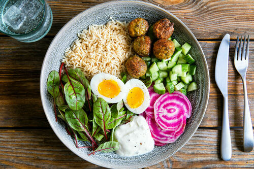 Falafeln und Ei auf Naturreis mit Chioggia-Bete und Joghurtdip