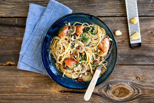 Linsen-Strozzapreti in Basilikum-Nuss-Pesto mit Champignons und Babyspinat