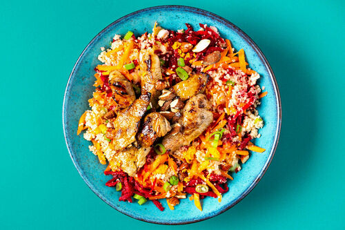 Schweinesteakstreifen auf Couscoussalat mit Roter Bete und Rauchmandeln