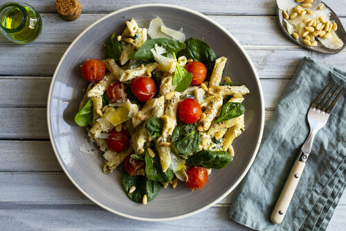 Getrüffelte Linsenpasta an Ricotta mit Spinat, Tomaten und Pinienkernen