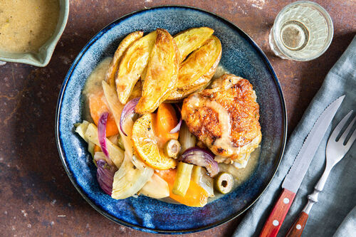 Hähnchen an Fenchelgemüse mit Orange und gebackenen Kartoffeln