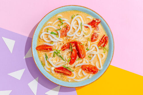 Eierstich-Suppe mit Udonnudeln dazu saftige Tomaten und Frühlingszwiebeln