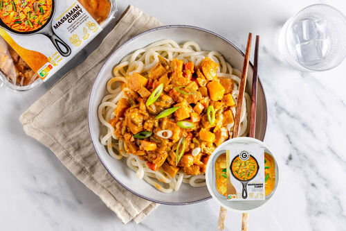 Schnelles Massaman-Curry vegan mit Udon-Nudeln und Lauchzwiebeln