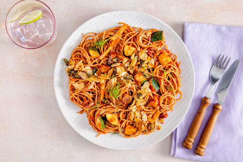 Auberginen-Fenchel-Vollkornspaghetti mit Oliven und Mandel-Kapern-Topping