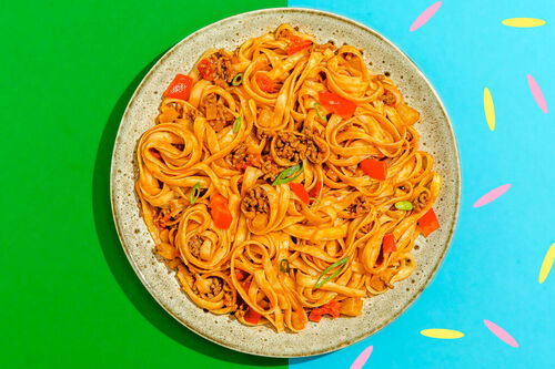 Bolognese-Pasta im vietnamesischen Stil mit Kohlrabi und Frühlingszwiebeln