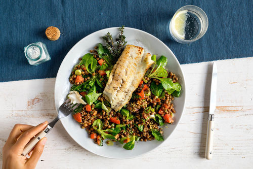 Gebratenes Seehechtfilet Low Carb mit Thymian auf buntem Linsensalat
