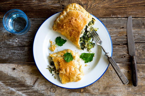 Griechische Blätterteigtasche mit Feta, Zucchini und Spinat