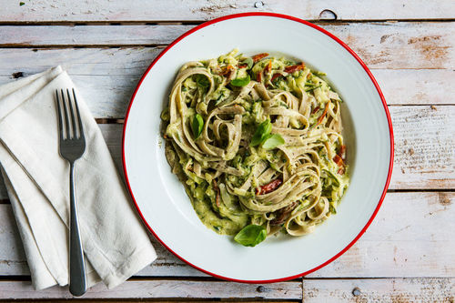 Tagliatelle mit Zucchini und Tomaten in cremiger Basilikum-Käse-Sauce