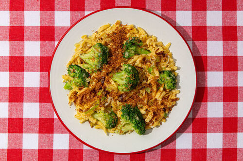 Käsespätzle mit Knuspertopping an Brokkoli und gebratenem Lauch