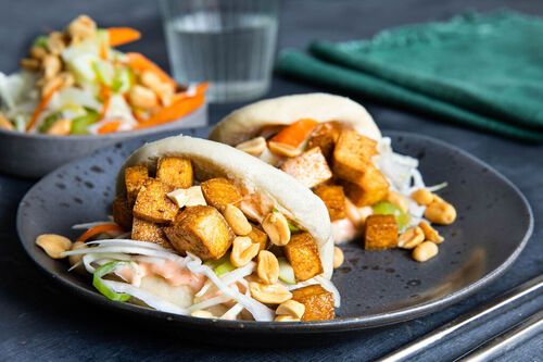 RS Baos mit pikantem Tofu und Erdnüssen mit fruchtigem Karotten-Kraut-Salat