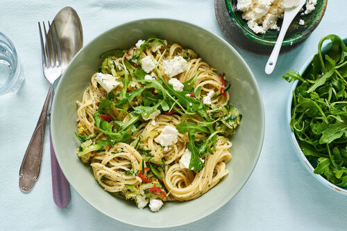 Zucchini-Feta-Spaghetti mit Rucola fruchtig-fein mit Zitrone und Mohn
