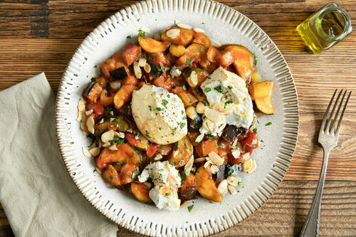 Low Carb: Ricotta auf Auberginengemüse mit Zucchini und Mandeln